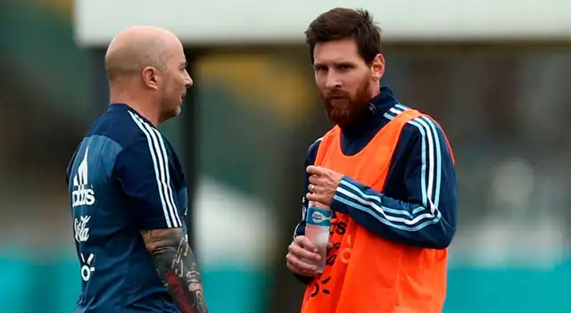 Sampaoli dirigiendo a Lionel Messi en el Mundial Rusia 2018. Foto: Difusión.   