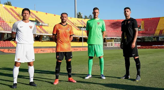 Lapadula posando con la nueva indumentaria de Benevento. Foto: Twitter Benevento.   