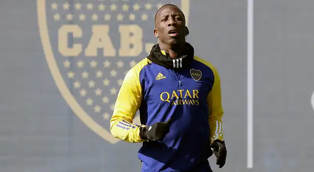 Luis Advíncula sería titular con Boca Juniors para duelo ante Colón.   
