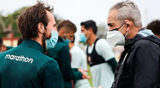 Novick junto al DT Gregorio Pérez. (Foto: Universitario) Novick junto al DT Gregorio Pérez. (Foto: Universitario)