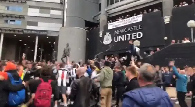 Celebración de hinchas del Newcastle Celebración de hinchas del Newcastle