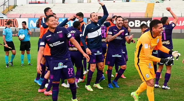 Alianza Lima celebra el título de la Fase 2. Alianza Lima celebra el título de la Fase 2.