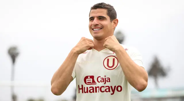 Aldo Corzo luce la nueva camiseta de Universitario.   