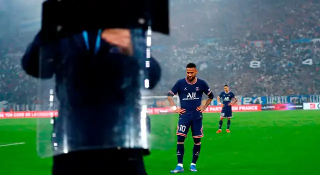 Neymar no puede tirar un córner por recibir botellazos de los ultras. Foto: EFE. Neymar no puede tirar un córner por recibir botellazos de los ultras. Foto: EFE.