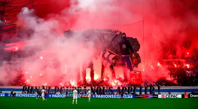 El 'infierno' que se vive en el Velódromo por los ultras de Marsella. Foto: EFE. El 'infierno' que se vive en el Velódromo por los ultras de Marsella. Foto: EFE.