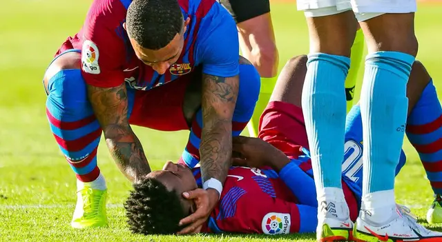 Memphis Depay consolando a Ansu Fati tras lesión.   