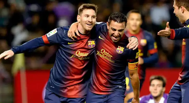 Lionel Messi y Xavi Hernández forman parte del 'sextete' del Barcelona. Foto: AFP.   