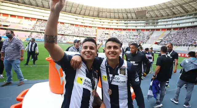 Ricardo Lagos y Jairo Concha celebrando el título de Alianza Lima. (Foto: Liga 1)   