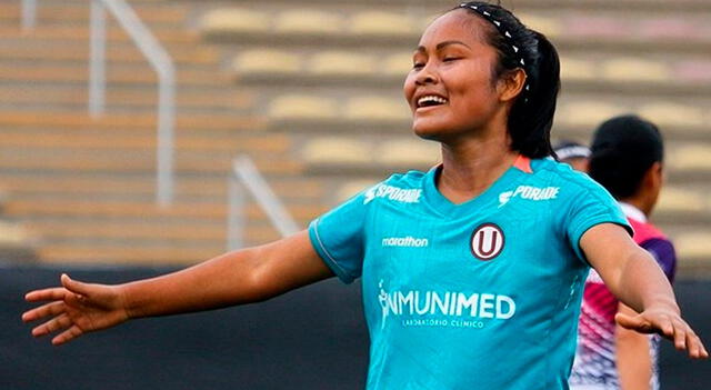 Gianella Romero con camiseta de Universitario. Gianella Romero con camiseta de Universitario.
