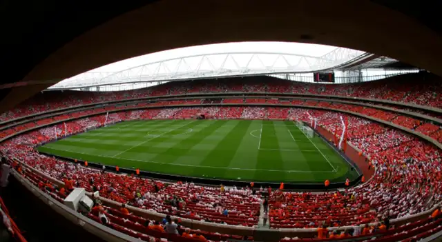  La aerolínea Emirates tiene un contrato con Arsenal para que el estadio lleve su nombre por 15 años desde 2006.    