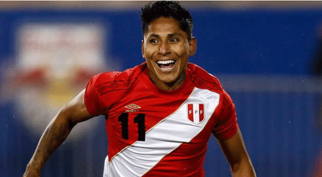 Raúl Ruidíaz y su celebración tras el gol ante Islandia