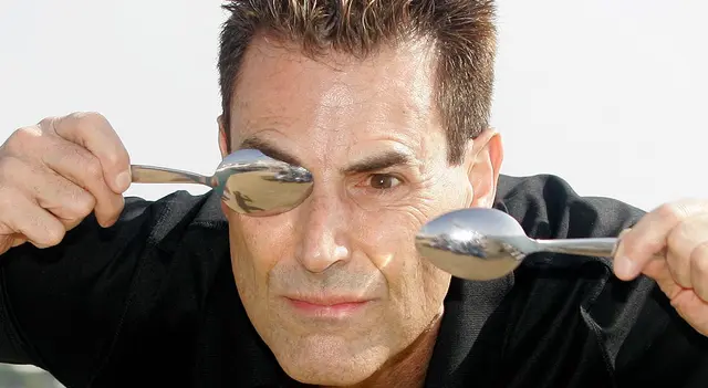 El psíquico Uri Geller quiere hacerle frente a Vladimir Putin con sus poderes mentales. Foto: AP   