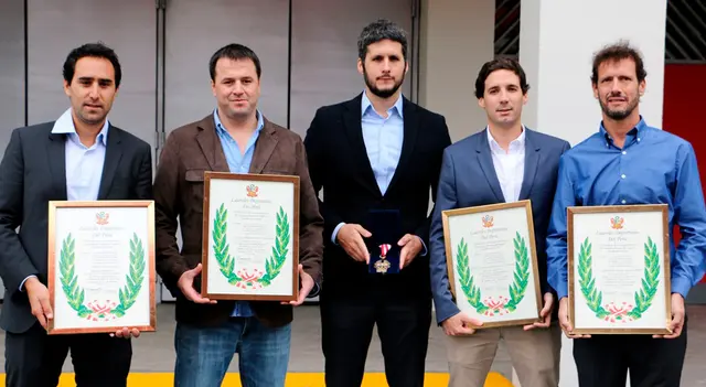 Joel Raffo junto a sus compañeros deportivos a las afueras del Estadio Nacional
