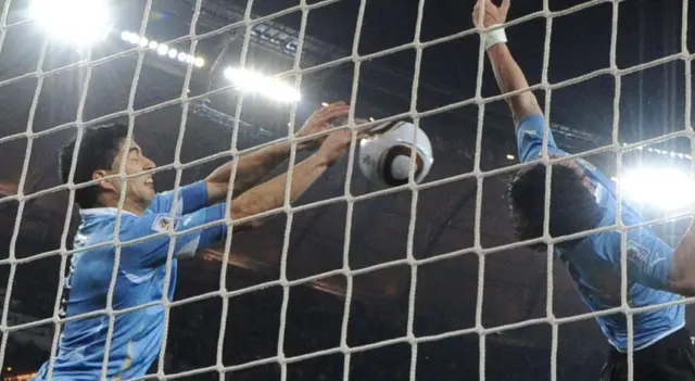 Luis Suárez y la polémica mano en Sudáfrica 2010. En aquel Mundial, Uruguay quedó 4to.