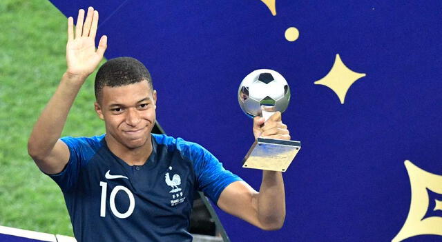 Mbappé y su trofeo al Mejor Jugador Joven en Rusia 2018.
