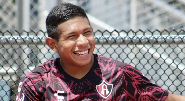 Edison Flores con la indumentaria del Atlas de México.