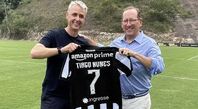Nunes posando con la 'mica' del Botafogo. Lo acompaña John Textor, accionista del club brasileño.   