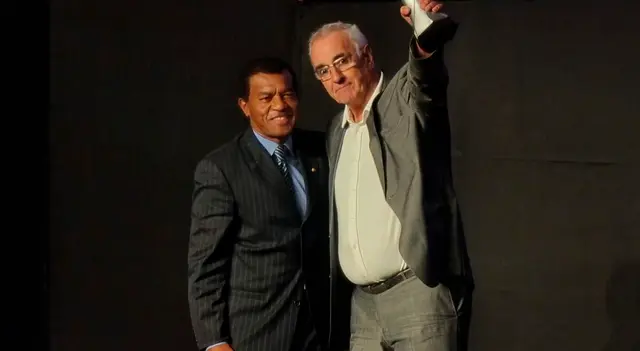 Fossati contento tras ser premiado como el mejor DT