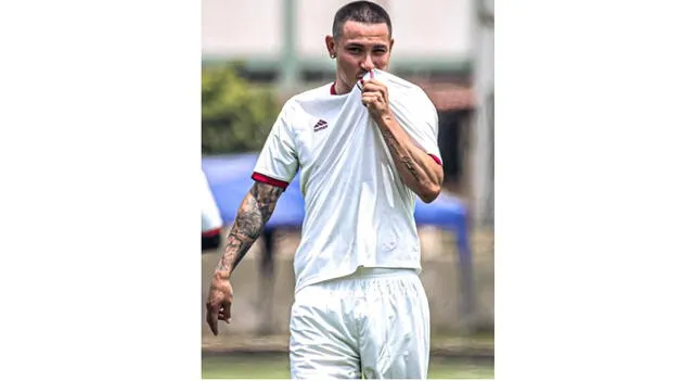 Jean Deza besando el escudo de Universitario | Foto: Instagram fernandezjulinho   