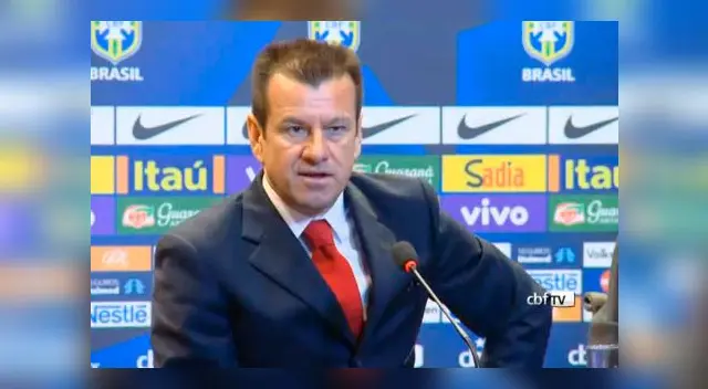 Dunga siendo presentado por la Confederación Brasileña de Fútbol Dunga siendo presentado por la Confederación Brasileña de Fútbol