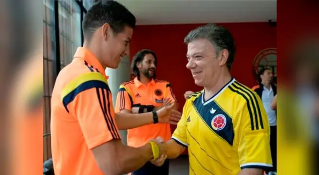James Rodríguez y Juan Manuel Santos, quien visitó un entrenamiento de la selección colombiana James Rodríguez y Juan Manuel Santos, quien visitó un entrenamiento de la selección colombiana