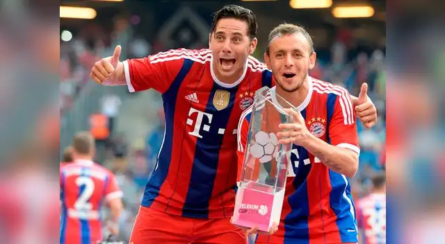 CLaudio Pizarro celebra un título más con Bayern Múnich.