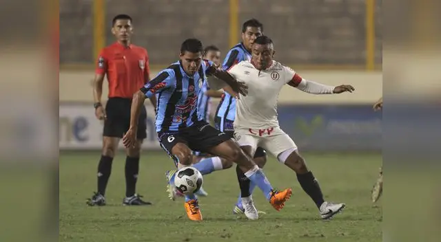Universitario de Deportes vs. Real Garcilaso: César Ortiz y Antonio Gonzales disputan un balón