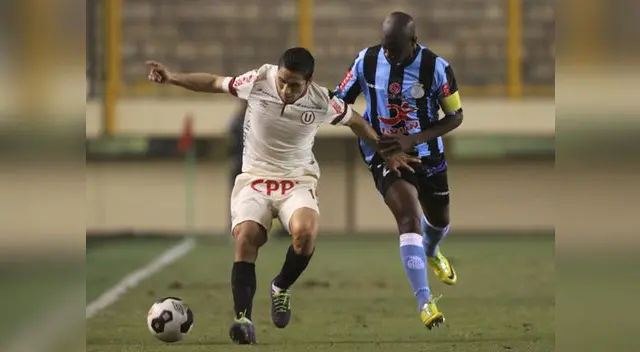 Universitario de Deportes vs. Real Garcilaso: Josimar Vargas intenta escaparse de Jhoel Herrera.