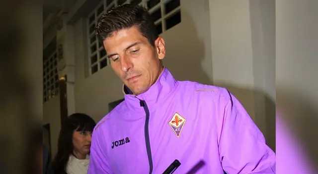Universitario vs- Fiorentina: para Mario Gomez, el delantero Claudio Pizarro tiene para 3 años en Europa Universitario vs- Fiorentina: para Mario Gomez, el delantero Claudio Pizarro tiene para 3 años en Europa