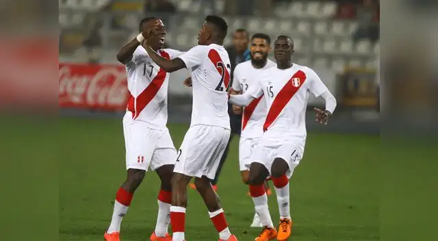 Perú vs. Panamá: Carlos Ascues celebra con Luis Advíncula el primer gol peruano.