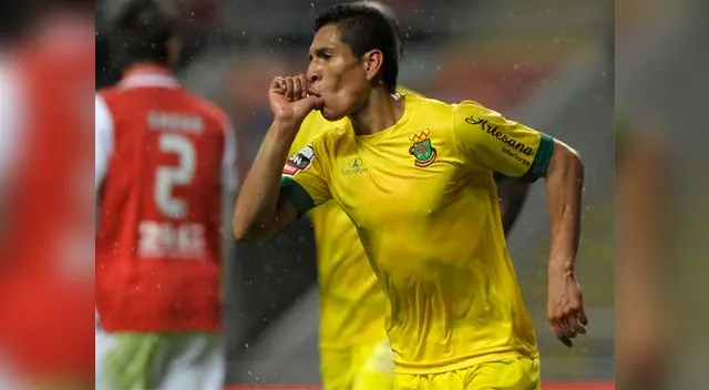 Paolo Hurtado festeja uno de sus goles.