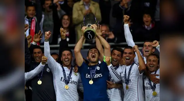 Real Madrid alza la Supercopa de Europa.