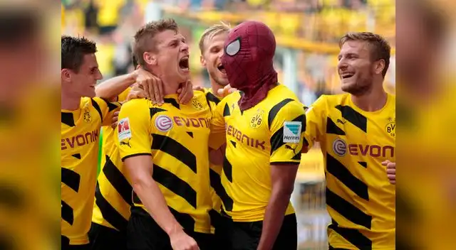 Borussia Dortmund vs. Bayern Múnich: Pierre Aubameyang  y su celebración a los ecuatorianos, 'Chucho Benitez' e Ivan Kaviedes.