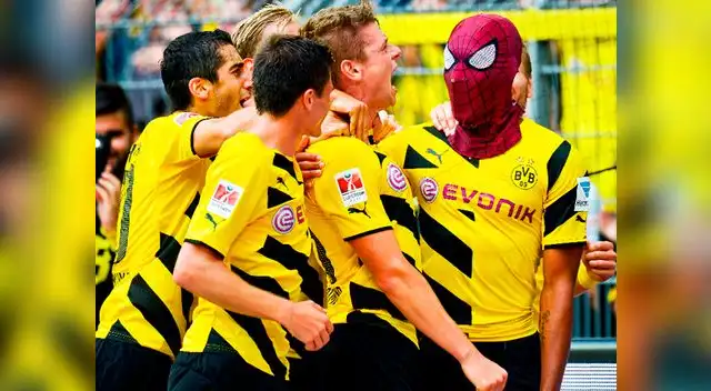 Borussia Dortmund vs. Bayern Múnich: Pierre Aubameyang  y su celebración a los ecuatorianos, 'Chucho Benitez' e Ivan Kaviedes.