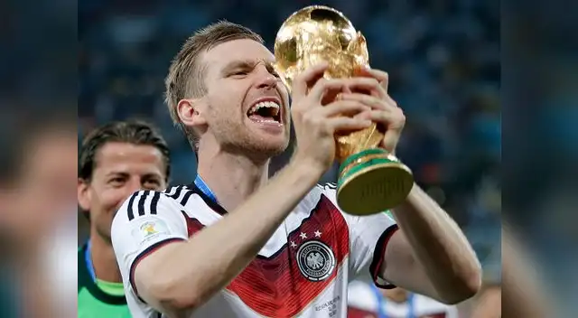 Per Mertesacker jugó junto a Claudio Pizarro en el Werder Bremen.