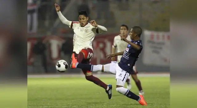 César Vallejo vs. Universitario: Raul Ruidíaz le gana el balón a Juan Morales.
