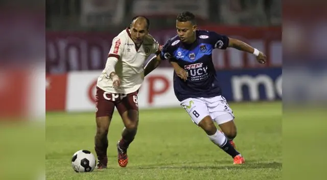 César Vallejo vs. Universitario: Rainer Torres disputa el balón ante Donald Millán.