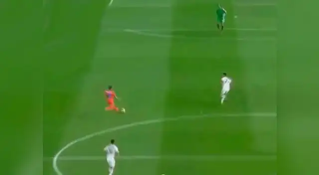 Milán: Diego López fue sorprendido por Alcácer y lo colgó al verlo salido. Milán: Diego López fue sorprendido por Alcácer y lo colgó al verlo salido.