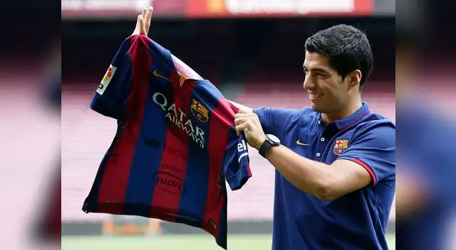 Luis Suárez muestra la camiseta del Barcelona.