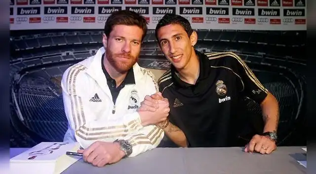 Ángel di María y Xabi Alonso en una firma de autógrafos en el Real Madrid. Ángel di María y Xabi Alonso en una firma de autógrafos en el Real Madrid.