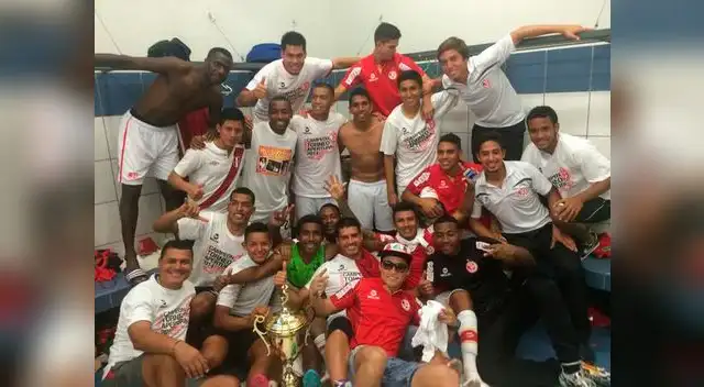 El plantel del Juan Aurich celebra en el camerino el título del Apertura El plantel del Juan Aurich celebra en el camerino el título del Apertura