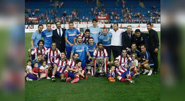 El plantel del Atlético de Madrid posa para la foto con el título de campeón de la Liga BBVA. El plantel del Atlético de Madrid posa para la foto con el título de campeón de la Liga BBVA.