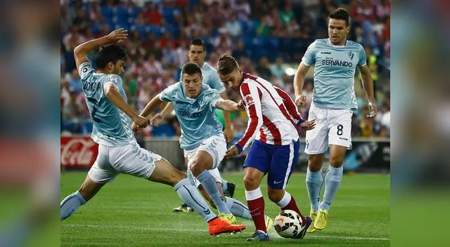 El francés Antoine Griezmann se escapa de tres jugadores del Eibar. El francés Antoine Griezmann se escapa de tres jugadores del Eibar.