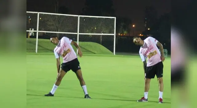 Selección Peruana: Paolo Guerrero y alexander Callens haciendo ejercicios de estiramientos antes de entranar con balón.