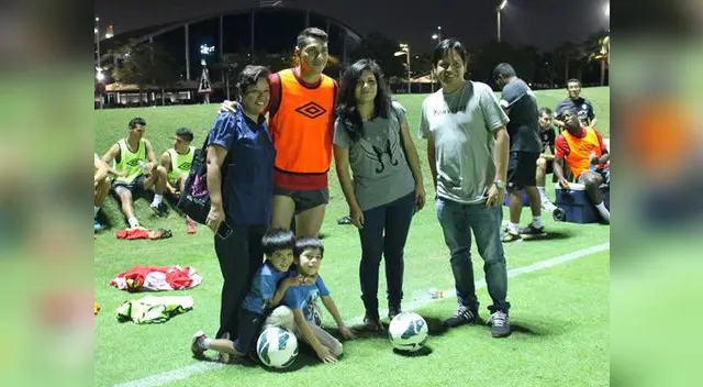 Selección Peruana: La 'Bicolor'recibió la visita de peruanos que viven en Qatar.