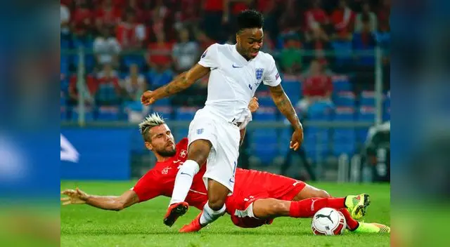Suiza vs. Inglaterra: Raheem Sterling supera a Valon Behrami. Suiza vs. Inglaterra: Raheem Sterling supera a Valon Behrami.