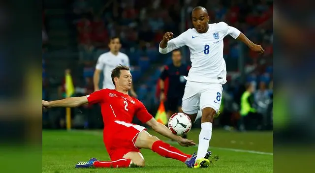 Suiza vs. Inglaterra: Lichtsteiner va a la marca de Delph. Suiza vs. Inglaterra: Lichtsteiner va a la marca de Delph.
