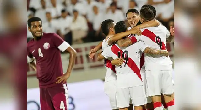 Perú vs. Qatar: Paolo Guerrero es abrazado por el segundo gol. Perú vs. Qatar: Paolo Guerrero es abrazado por el segundo gol.