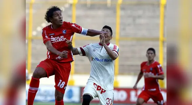 Universitario vs. Cienciano: Santiago Acasiete no pudo frenar a los delanteros cremas. Aquí marcando al menudo delantero.