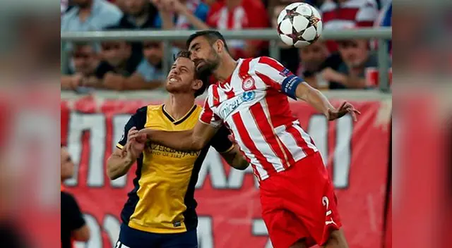 Olympiacos vs. Atlético de Madrid: Ansaldi disputa el balón ante un rival en Grecia.